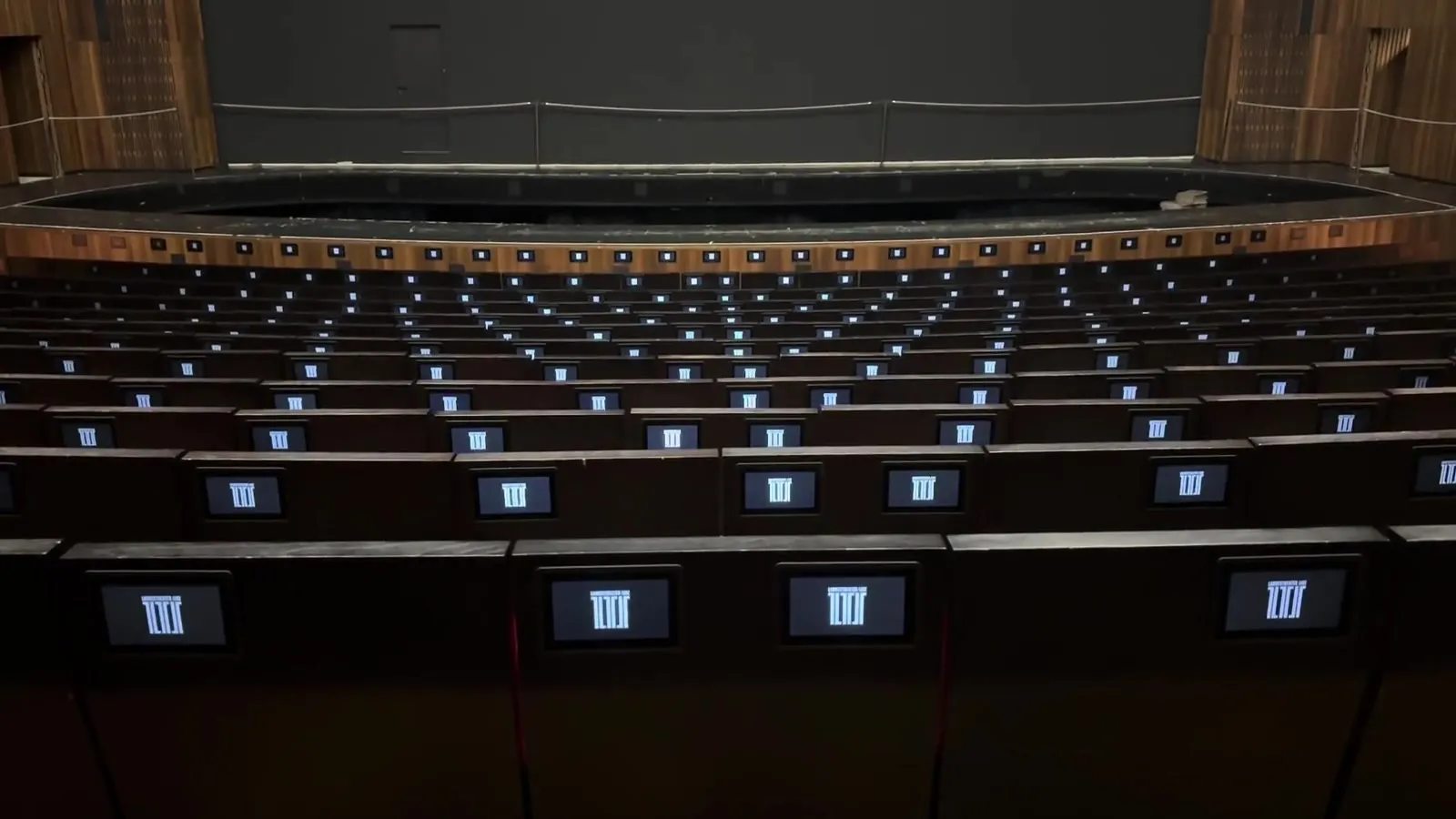 Synchronised playback on several tablets / seat displays