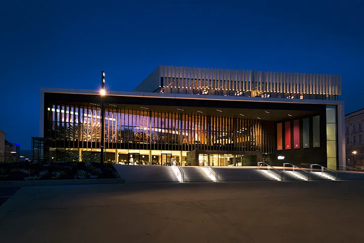 Das Musiktheater Linz bei Nacht, hell erleuchtet