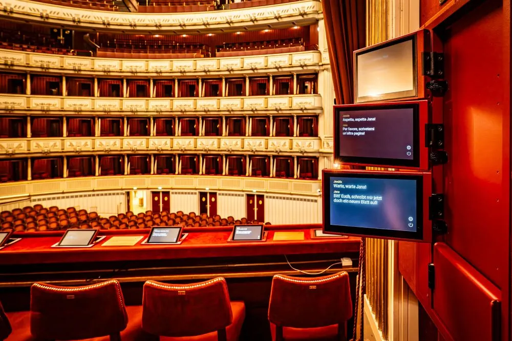 Brüstungs- und Wanddisplays in einer Loge