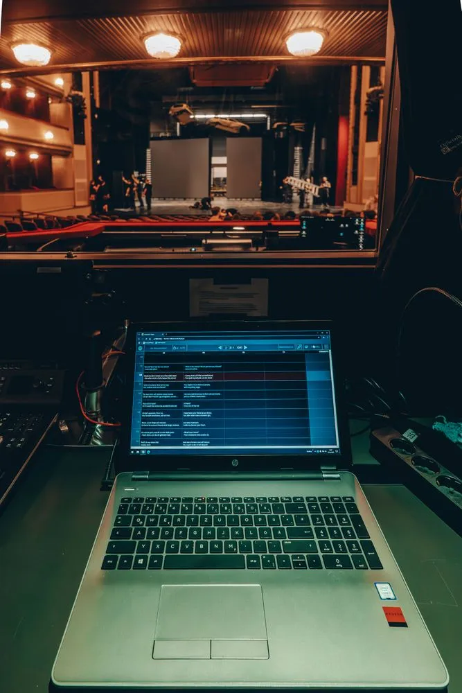 Desktop Player von libretto42 im Einsatz im Kontrollraum des Burgtheaters mit Blick auf die Bühne