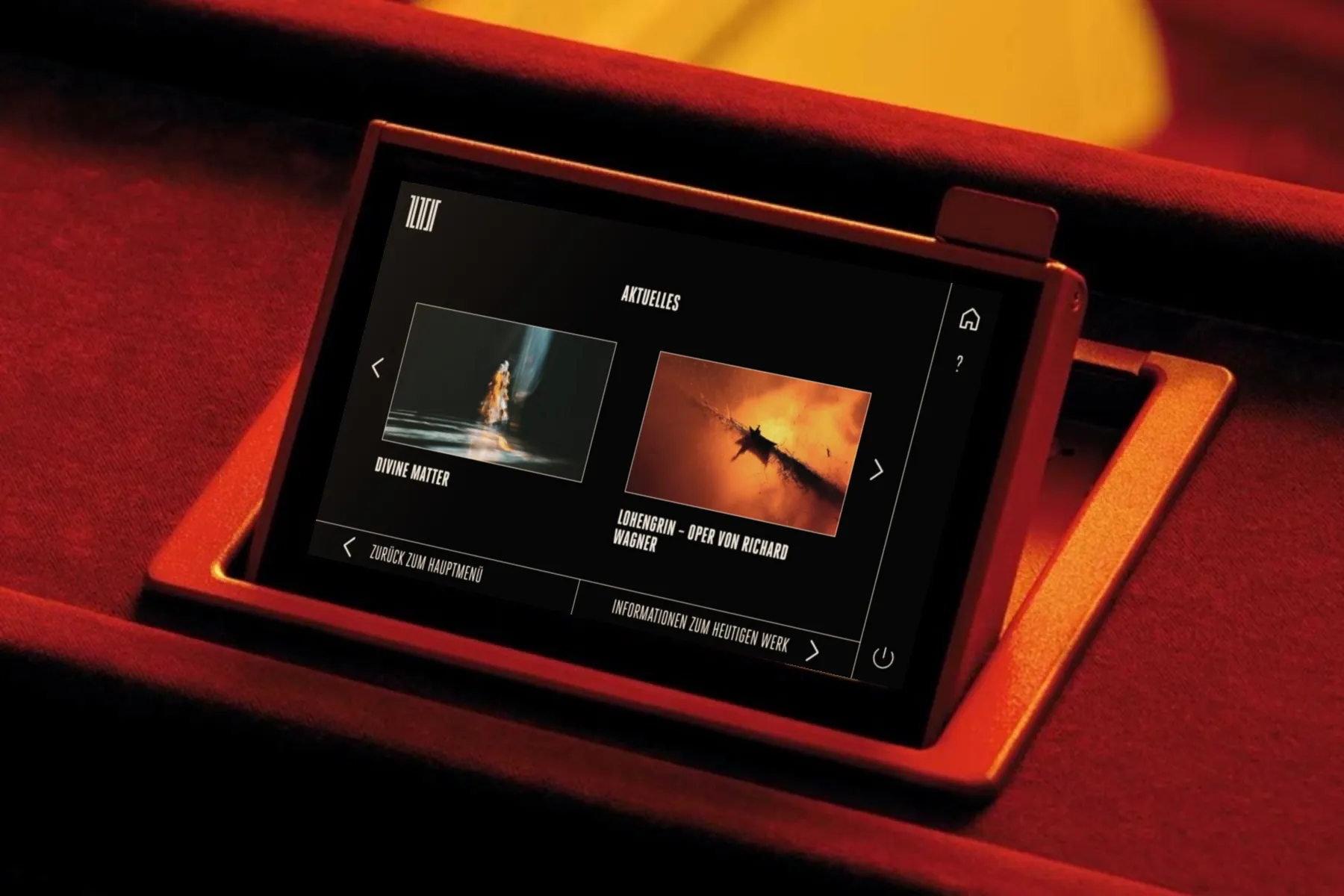 Sitzdisplay im Saal mit infotainment42: aktuelle Produktionen auf einen Blick