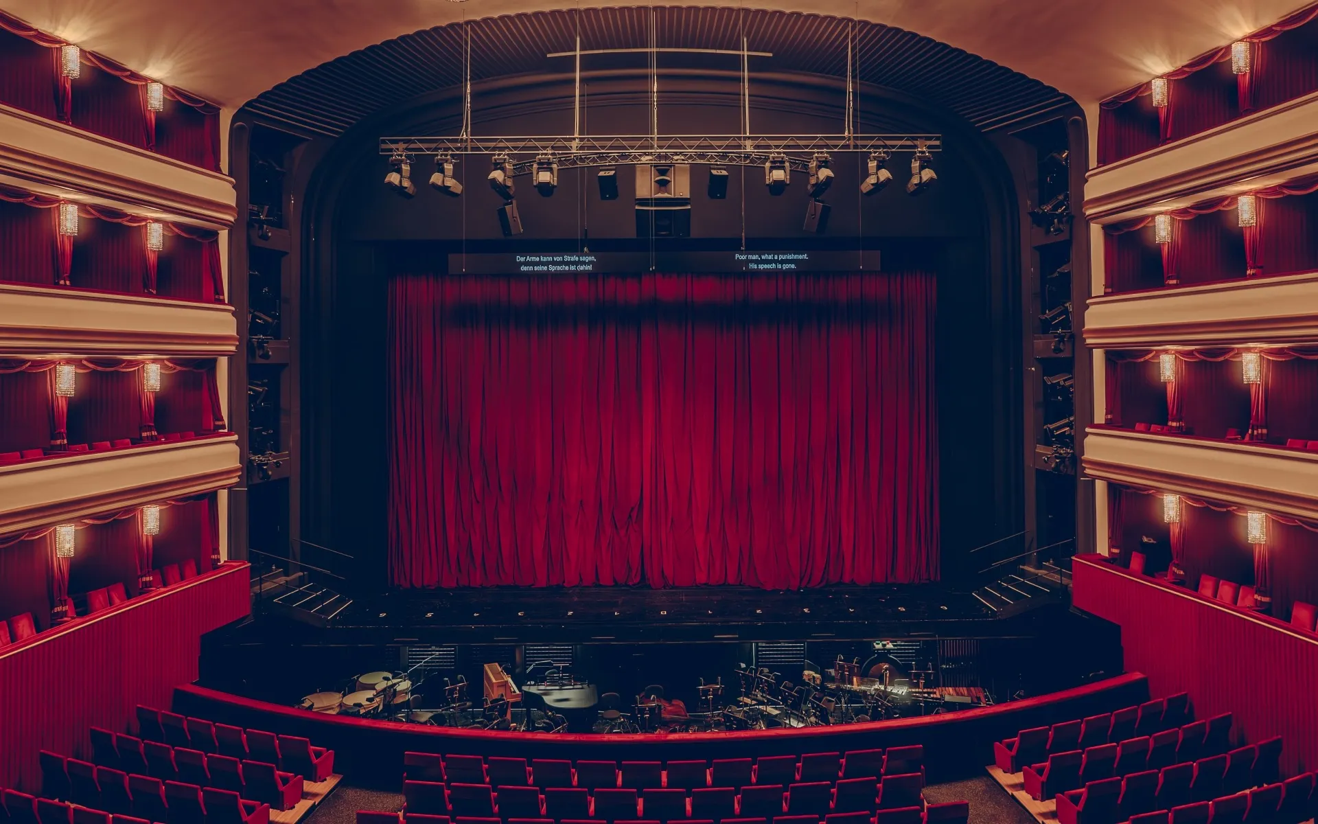 Saal der Volksoper Wien mit Blick auf die Bühne, darüber die LED-Wand für Übertitel
