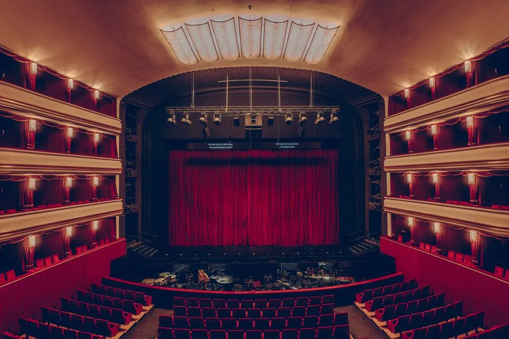 Blick von der Galerie in den Saal der Volksoper Wien, über der Bühne die LED-Wand für Übertitel