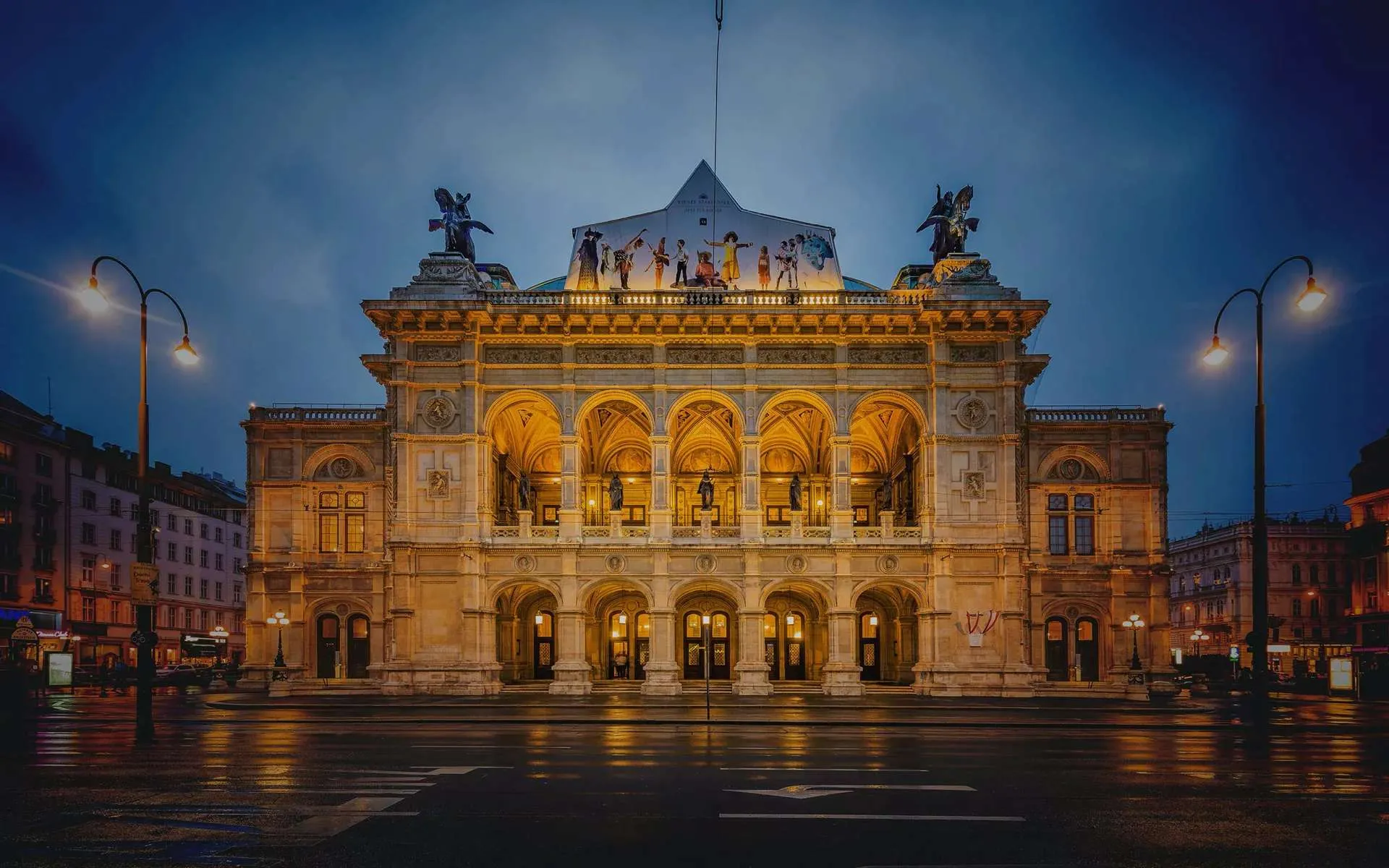 Wiener Staatsoper hell erleuchtet bei Nacht